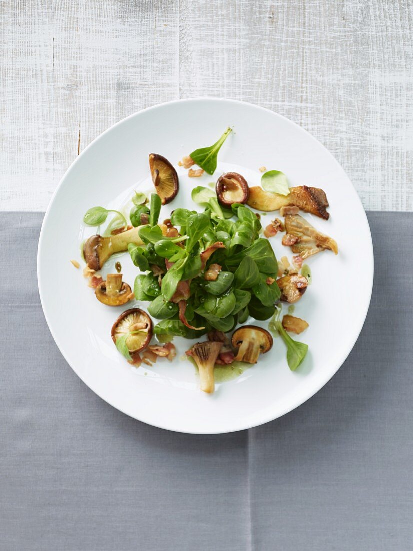 Feldsalat mit gebratenen Pilzen