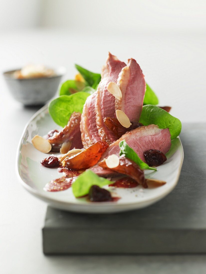 Spinach salad with duck breast and slivered almonds