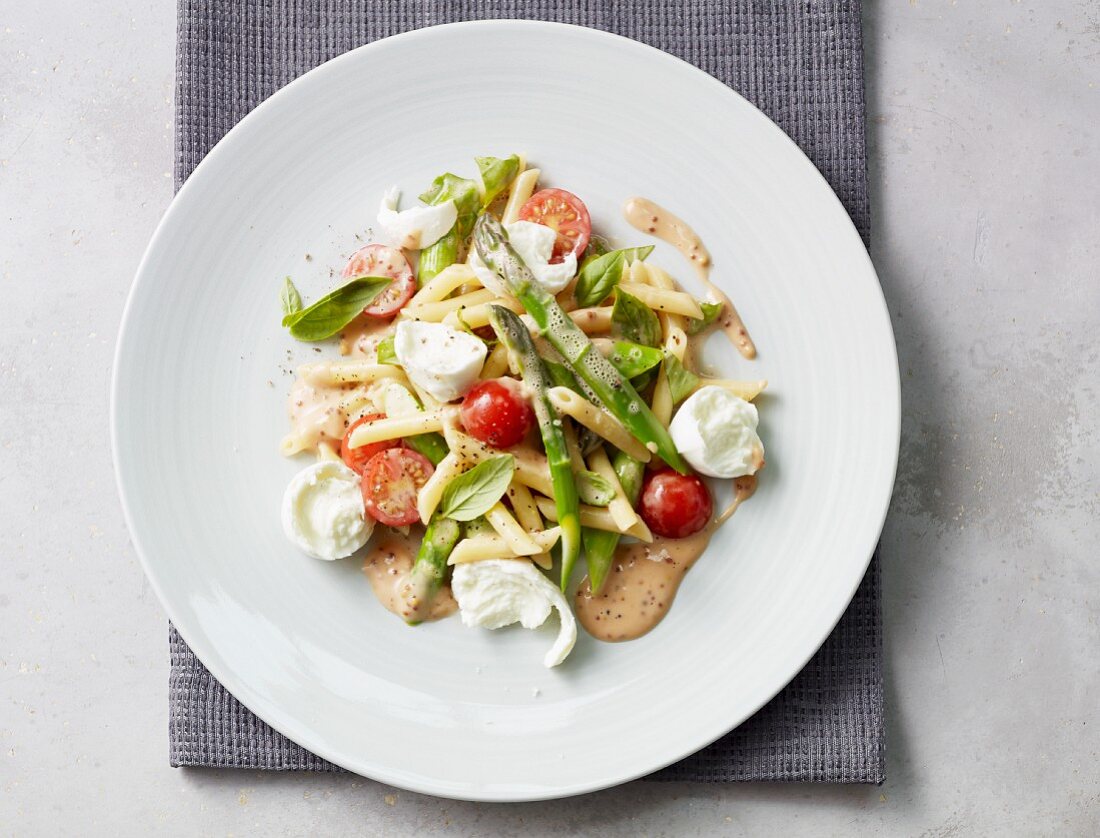 Noodle salad with asparagus and mozzarella