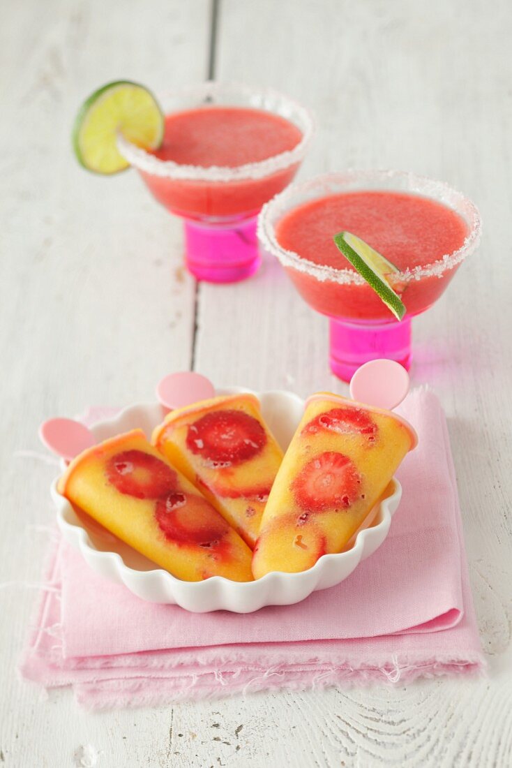 Mango-Erdbeer-Eis am Stiel und Erdbeer-Margaritas
