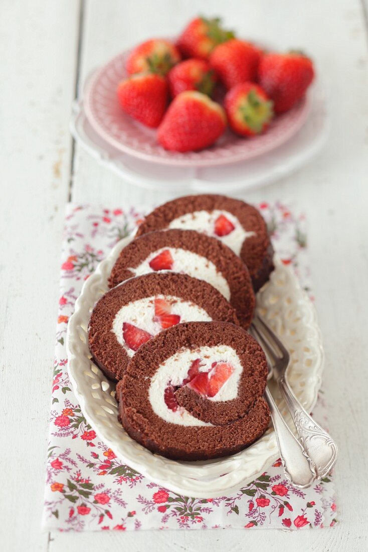 Schokoladenrolle mit Erdbeeren und Sahne