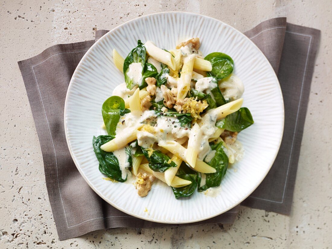 Penne with spinach and walnuts
