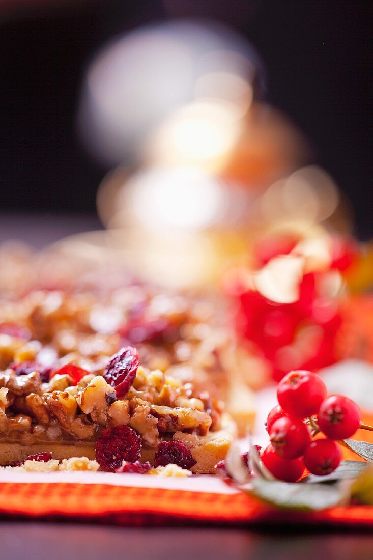 Shortbread tart with nuts, dried cranberries and honey crunch