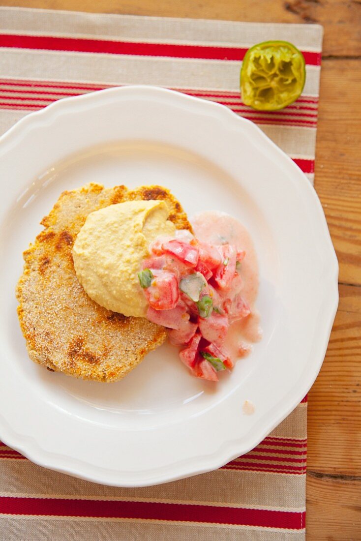 Pitabrot mit Hummus, Tomaten und Sauerrahm