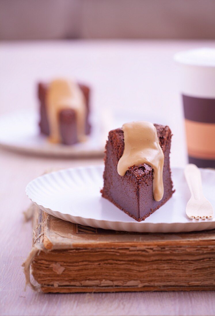 Double chocolate cake (USA) mit Kaffeecreme auf Pappteller