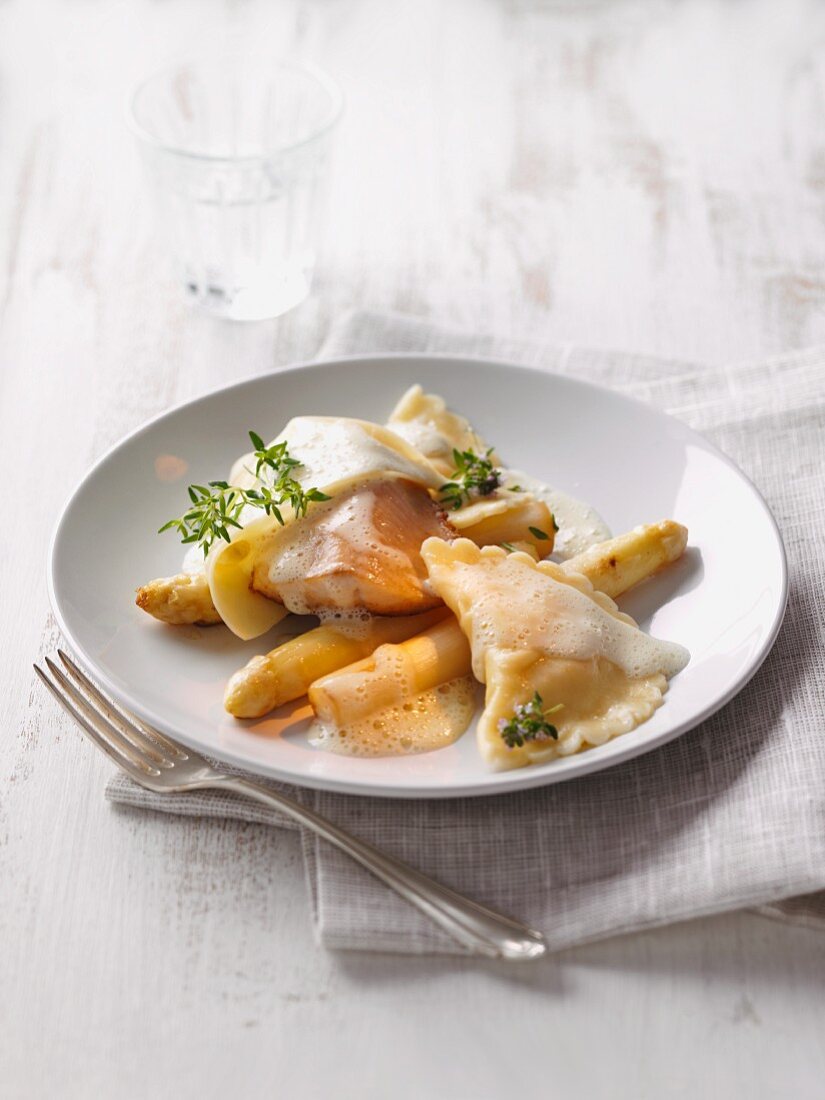 Ravioli mit Spargel und Fisch