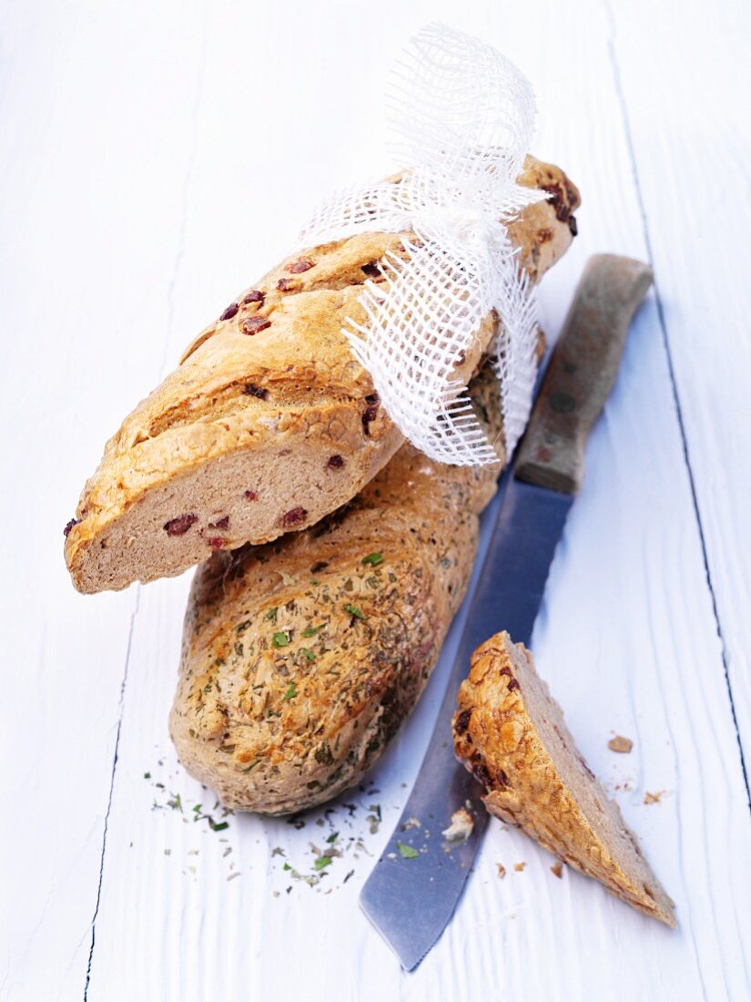 Speckstangen und Kräuterstangen mit Brotmesser