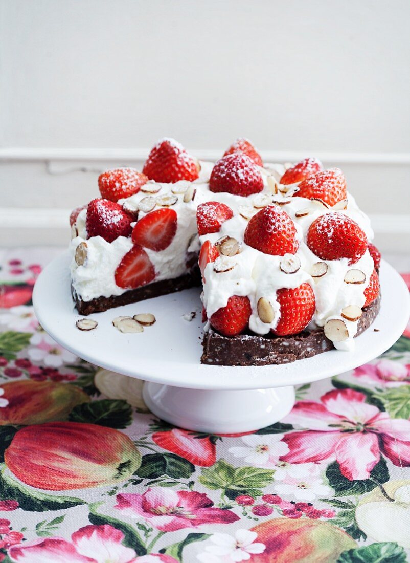 Sahne-Erdbeer-Torte, angeschnitten