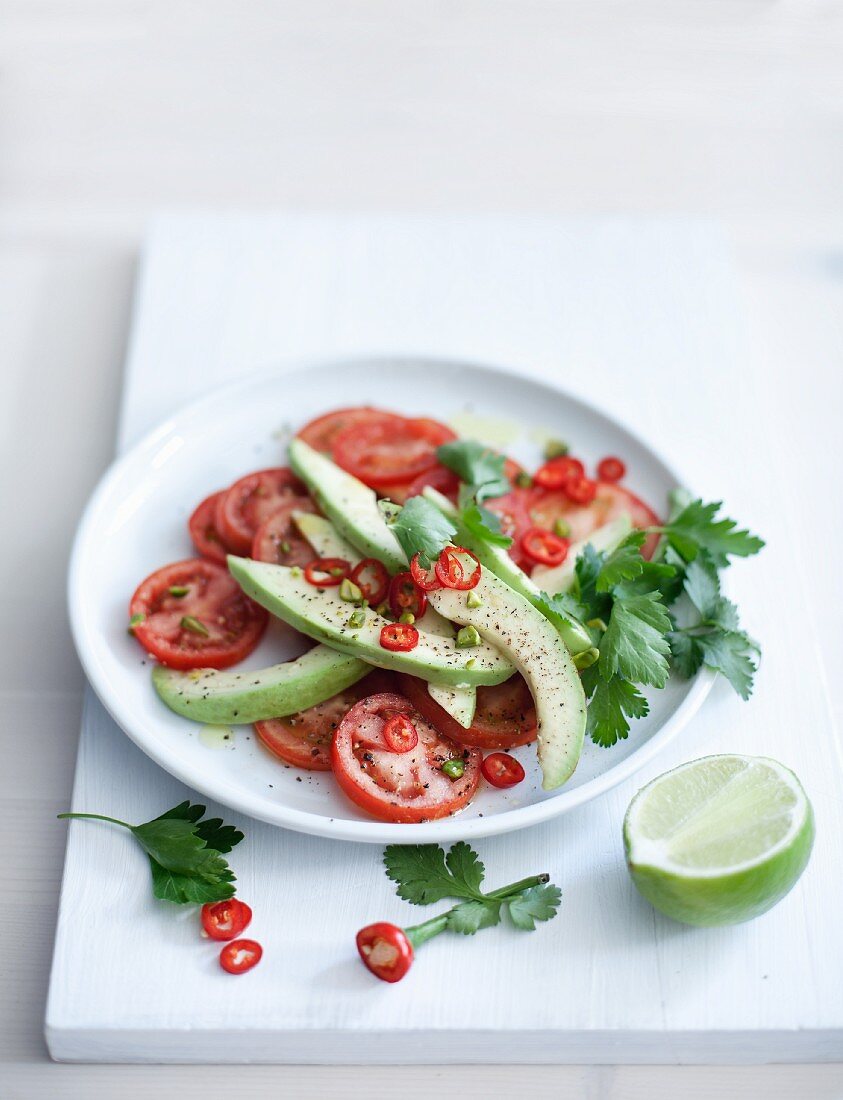 Tomato-avocado salad with pepper rings