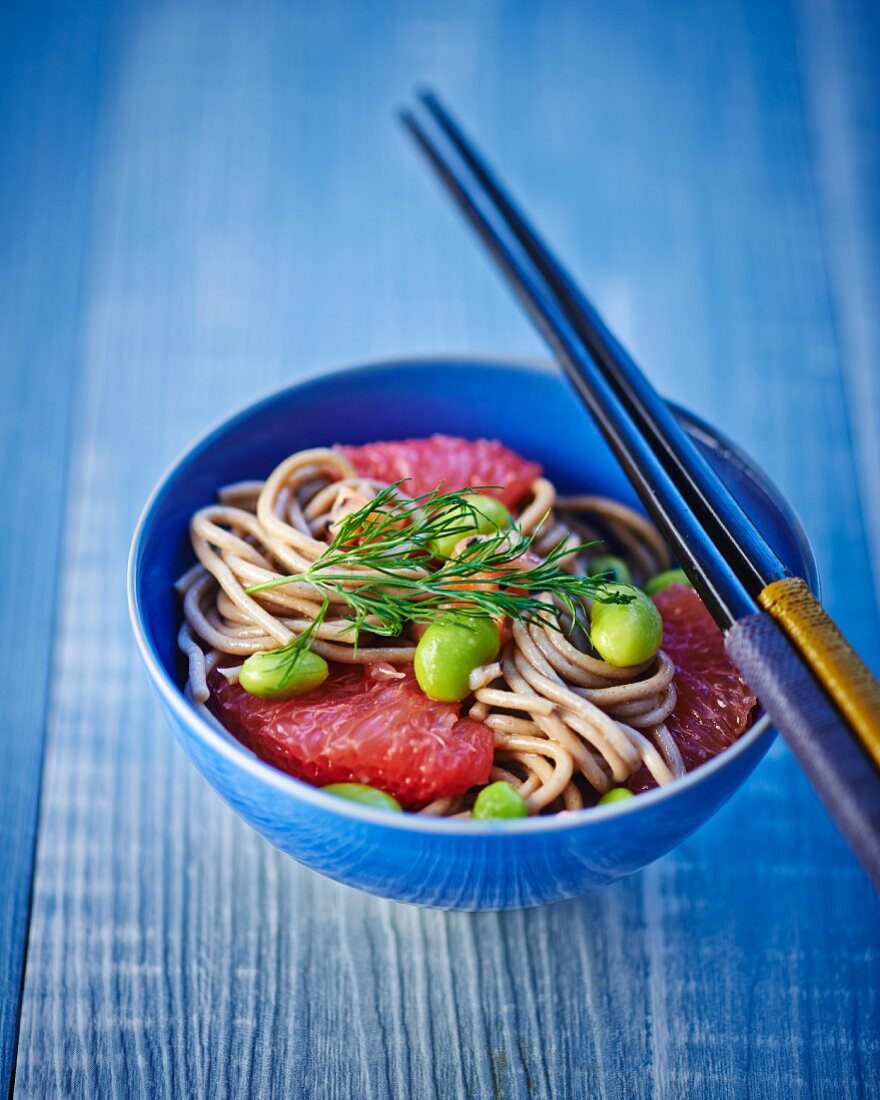 Nudelsalat mit Lachs, Grapefruit und Bohnen (Asien)