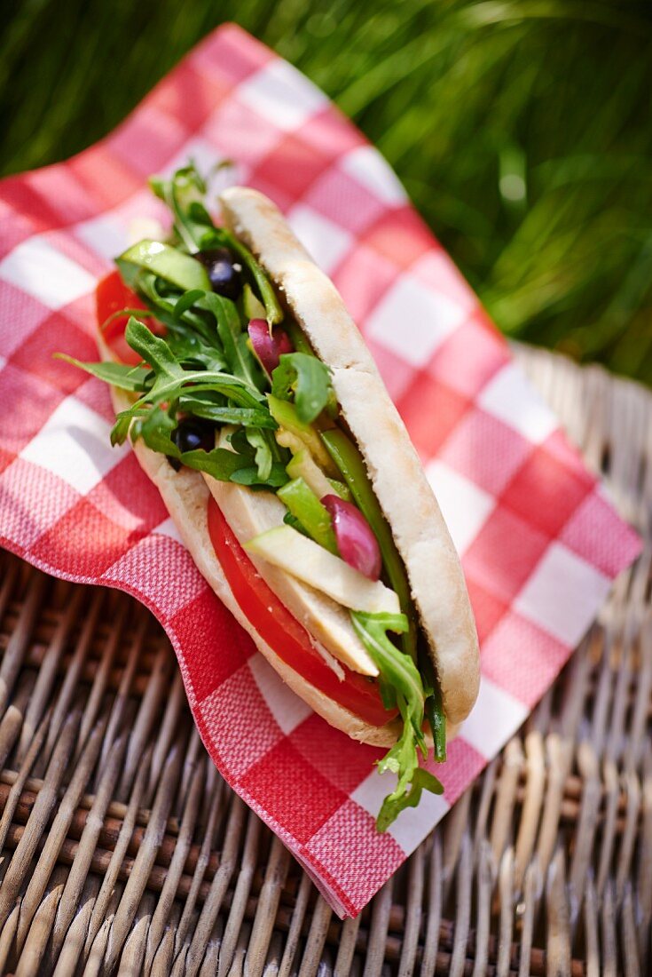 Hähnchensandwich zum Picknick