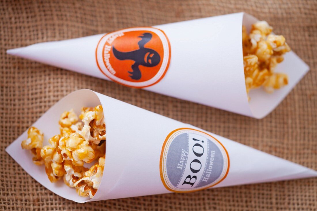 Karamellisiertes Popcorn in Papiertüten zu Halloween