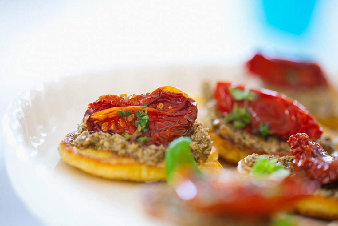 Mini-Pancakes mit Pesto, getrockneten Tomaten und Basilikum