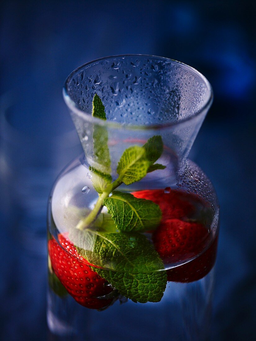 Wasserkaraffe mit Erdbeeren und Minze