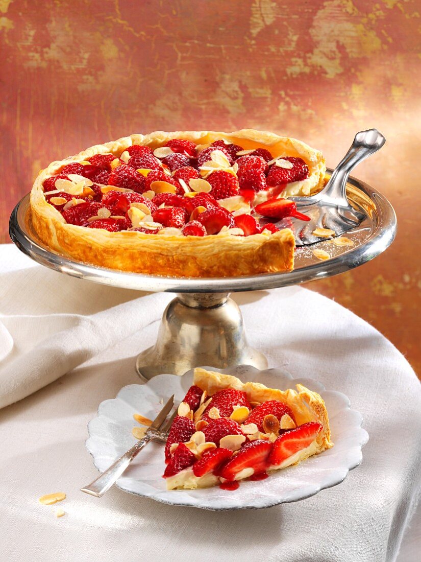 Strawberry and vanilla flan with sliced almonds