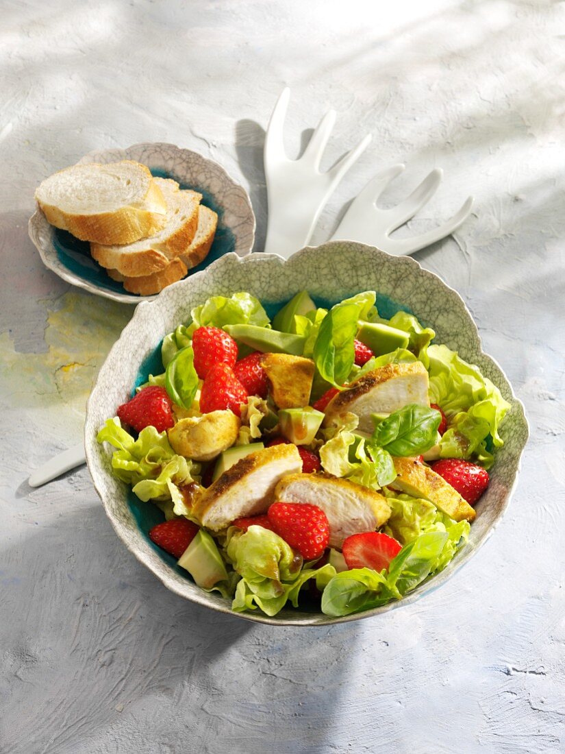 Lettuce with avocado, chicken breast and strawberries