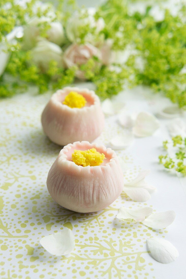 Wagashi shaped like camomile flowers