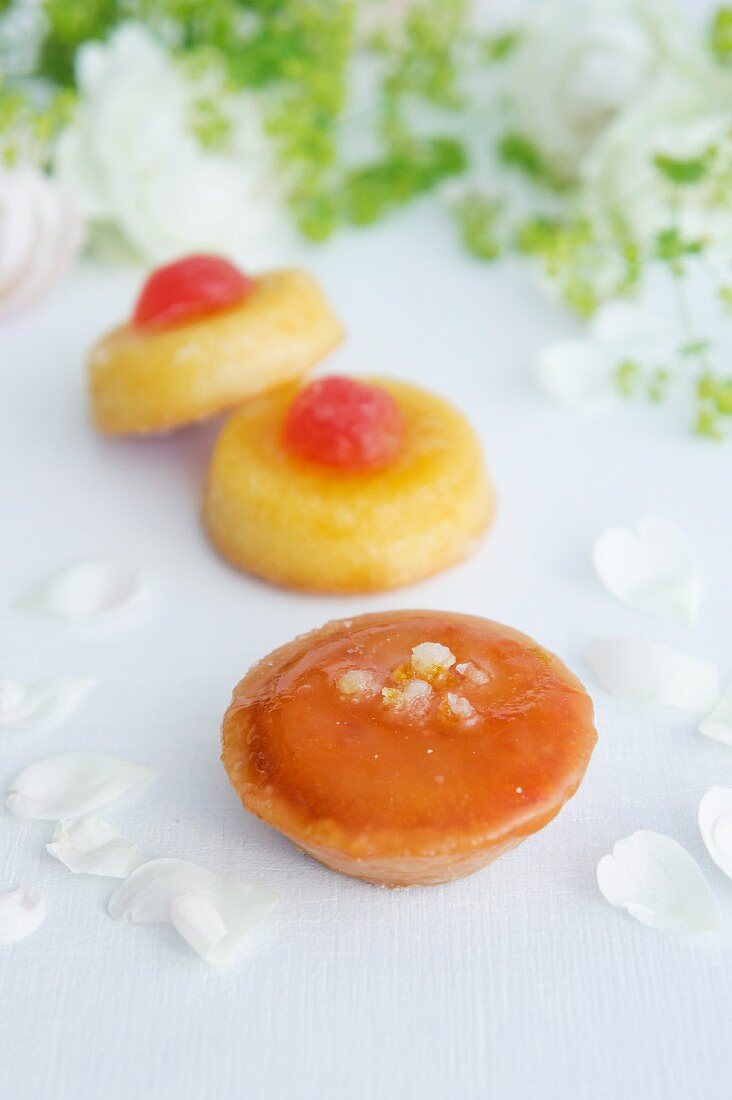 Biscuit Kekse mit Marmelade und Cocktailkirschen