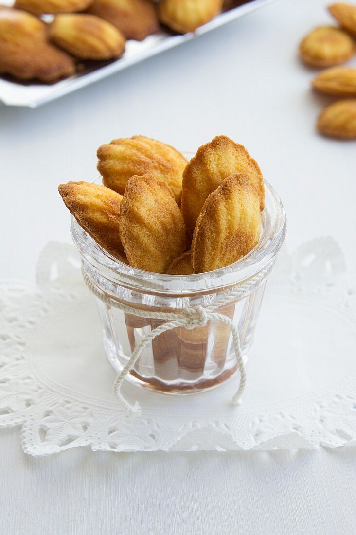 Madeleines im Glas auf Tortenspitze zum Verschenken