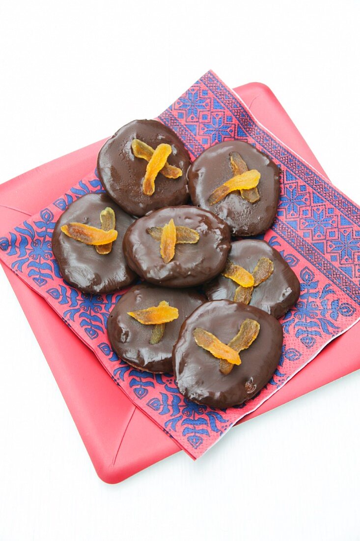 Chocolate apricot 'taler' (cookies)