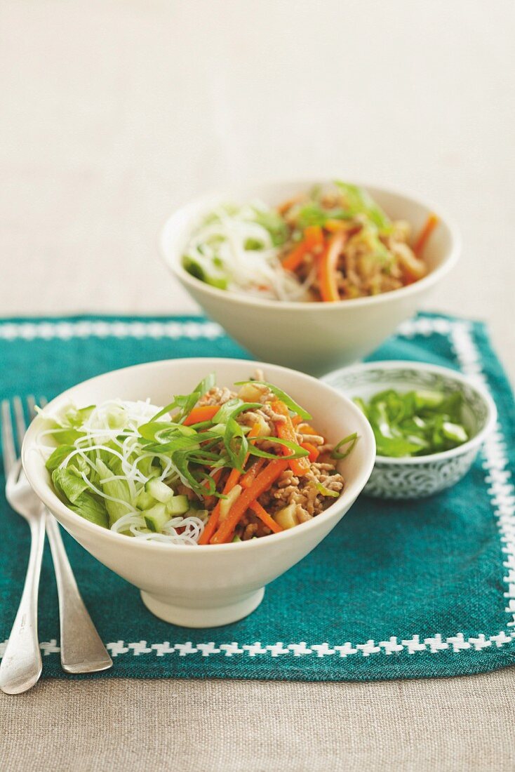 San Pak Choi Bow mit Nudeln & Wasserkastanien im Schälchen (Asien)