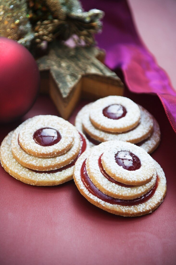 Terrassenplätzchen mit Kirschkonfitüre