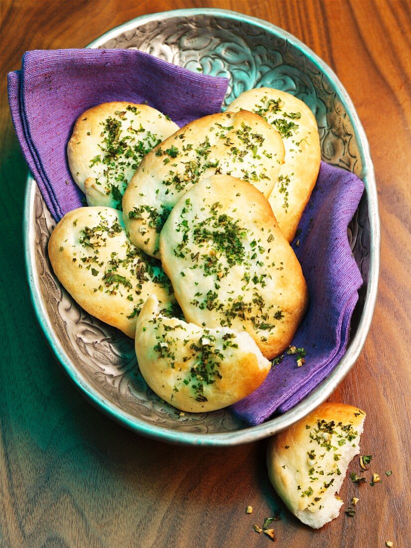 Naan-Brote mit Knoblauch und Kräutern