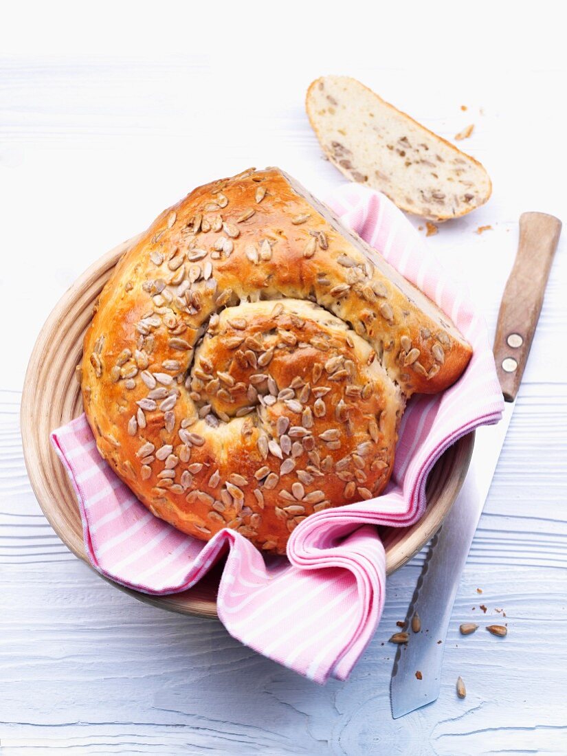 Quarkölteig-Brot mit Sonnenblumenkernen im Brotkorb