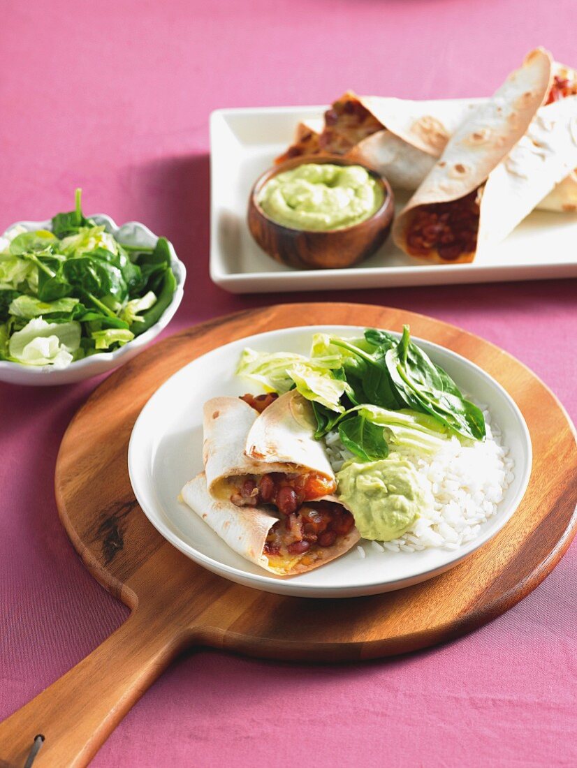 Enchiladas gefüllt mit Bohnen & Käse dazu Guacamole, Reis & Salat