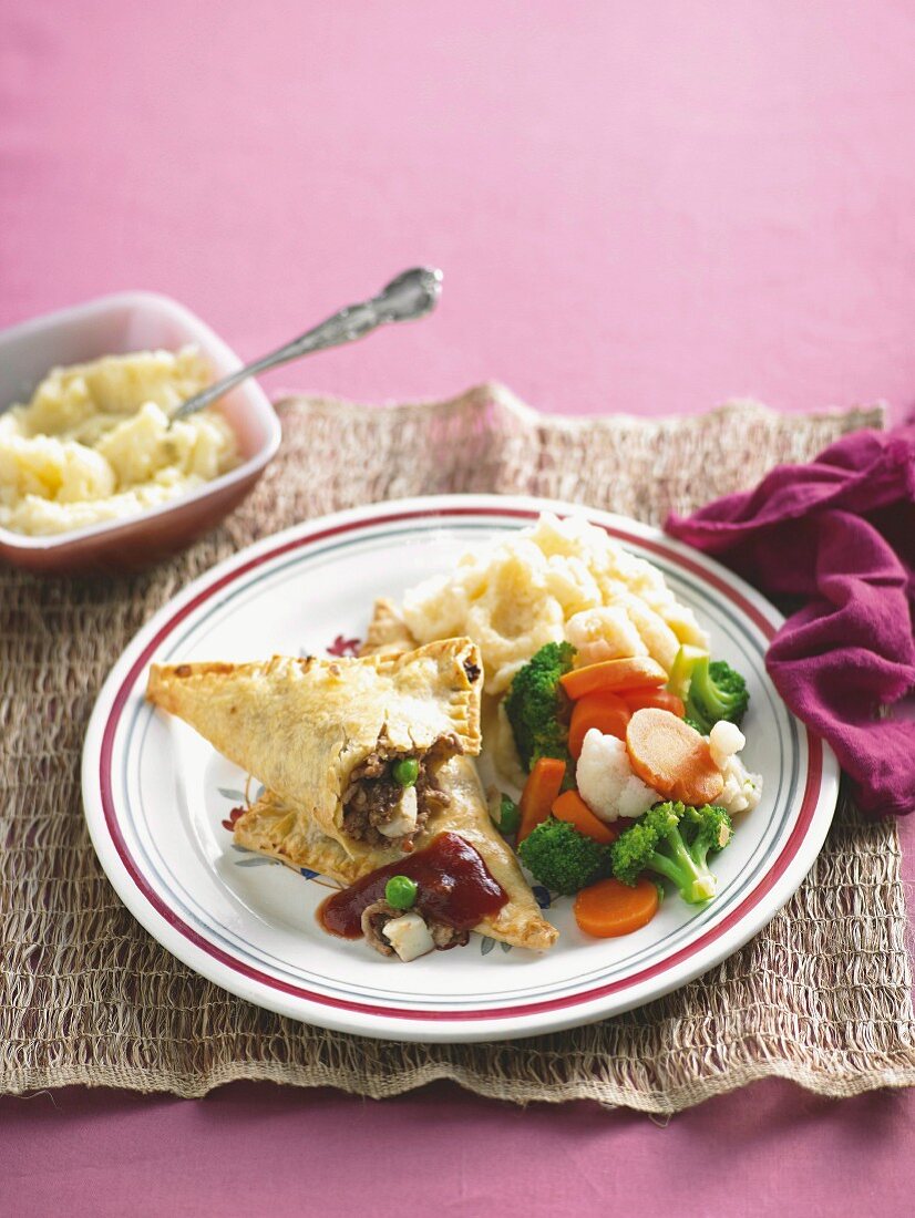 Pastry parcels filled with minced meat, raisins and peas