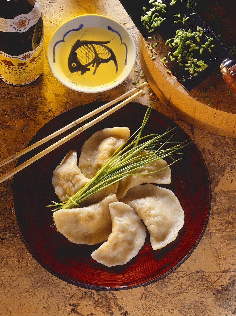 Chinesische Ravioli mit Chinakohl-Schweinefleisch-Füllung