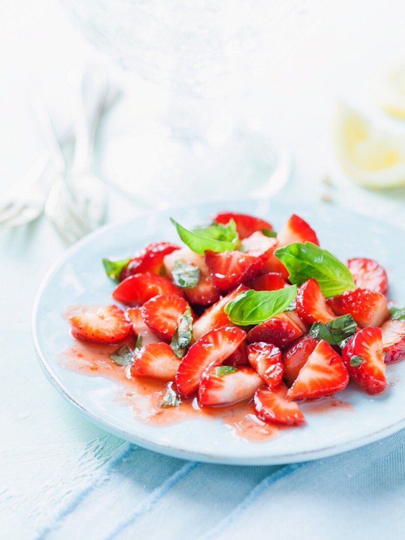 Erdbeersalat mit Basilikum und Zitronensaft
