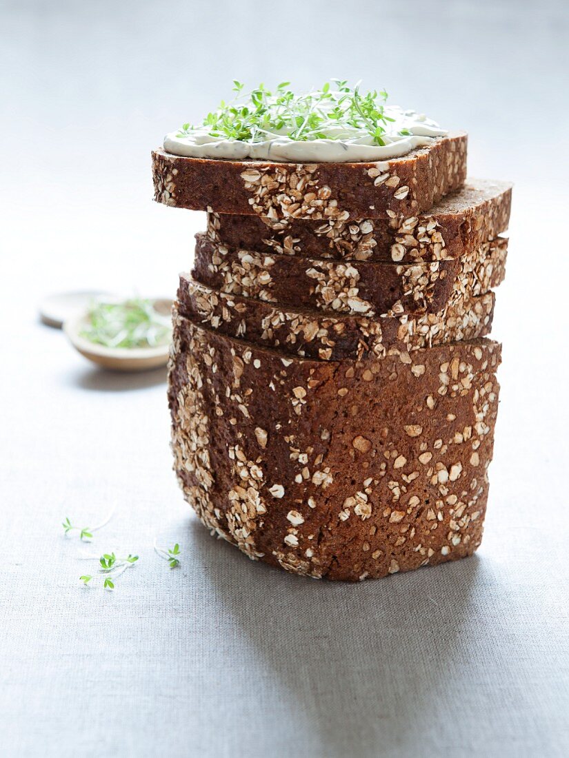 Vollkornbrot mit Kräuterquark und Kresse