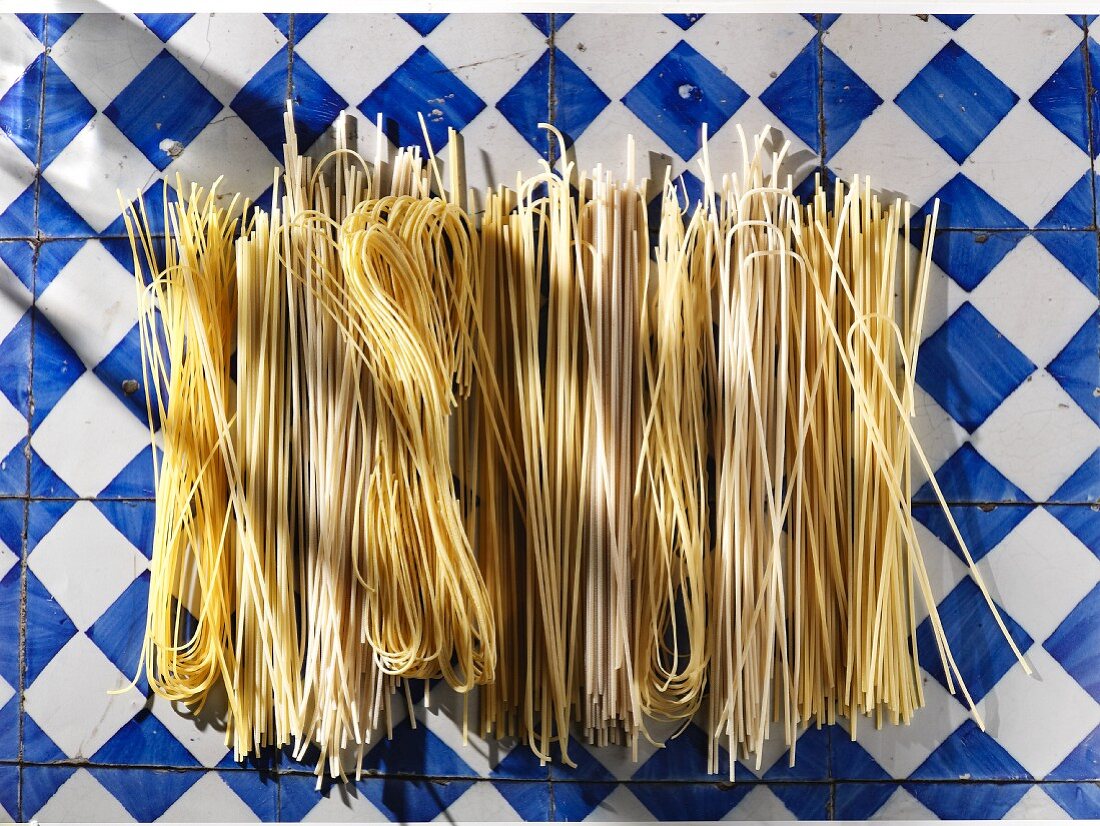 Ungekochte Spaghetti & Spaghettini (Aufsicht)