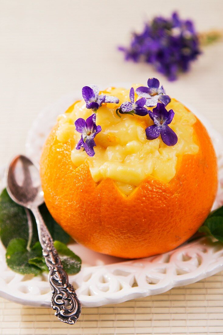 Orangencreme mit Veilchen