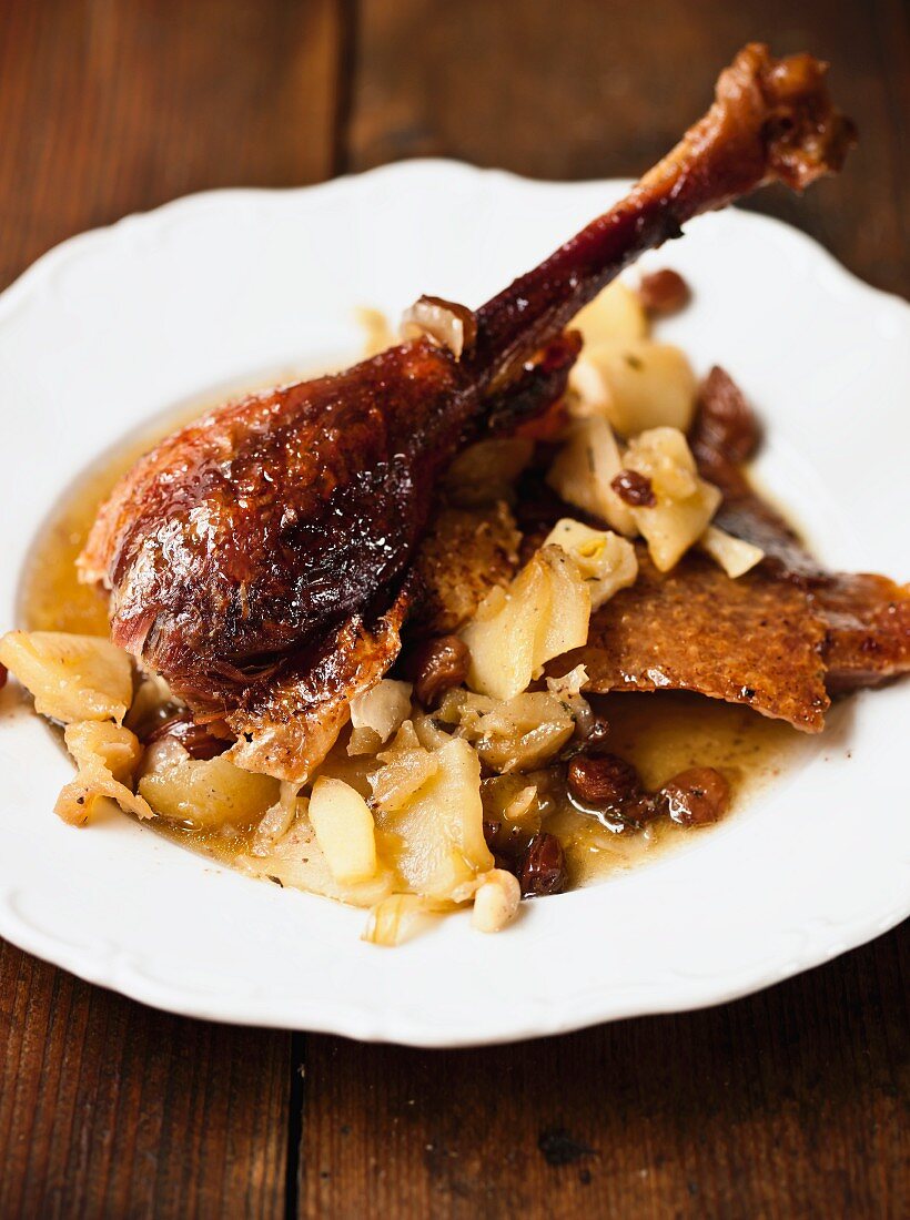 Goose leg with apples and raisins