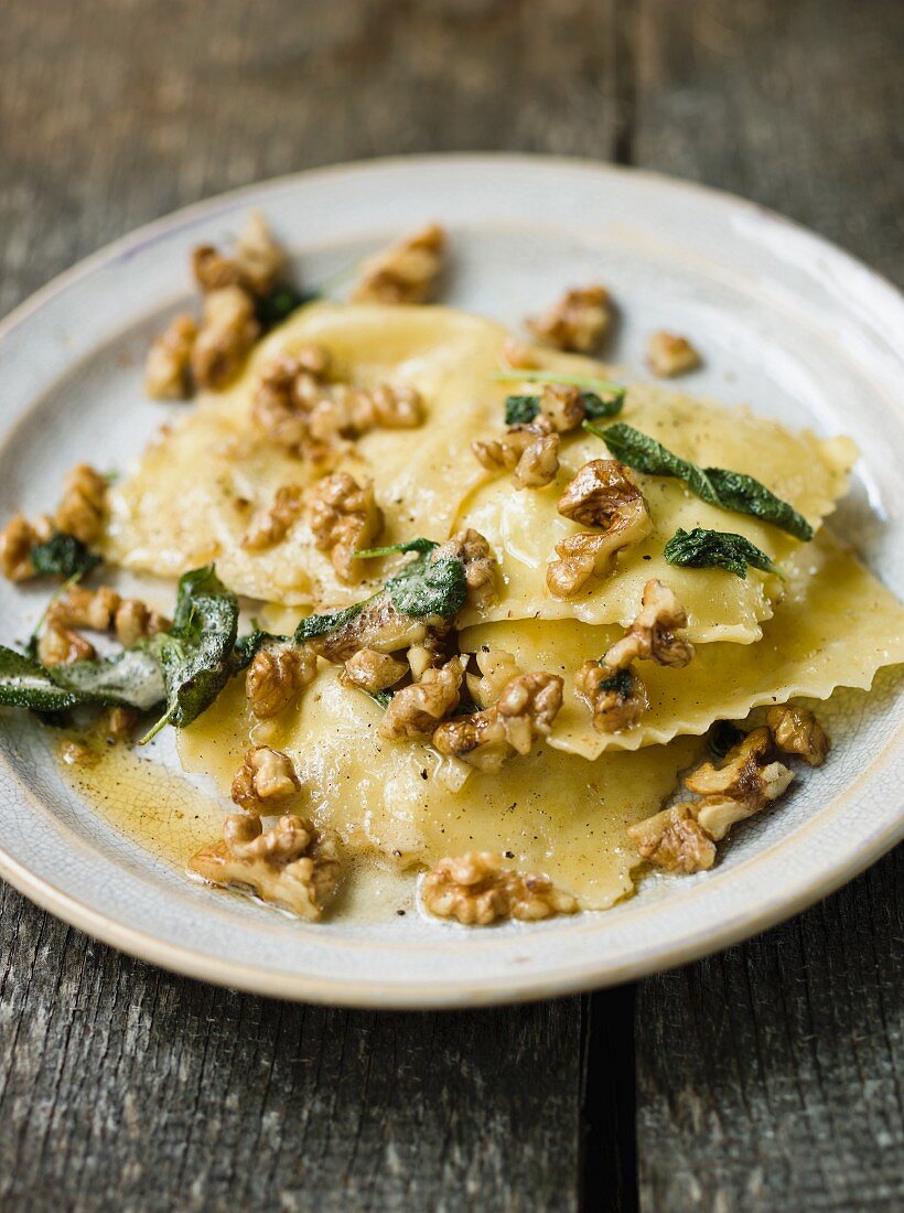 Ravioli mit Salbei &amp; Walnüssen – Bilder kaufen – 11198174 StockFood