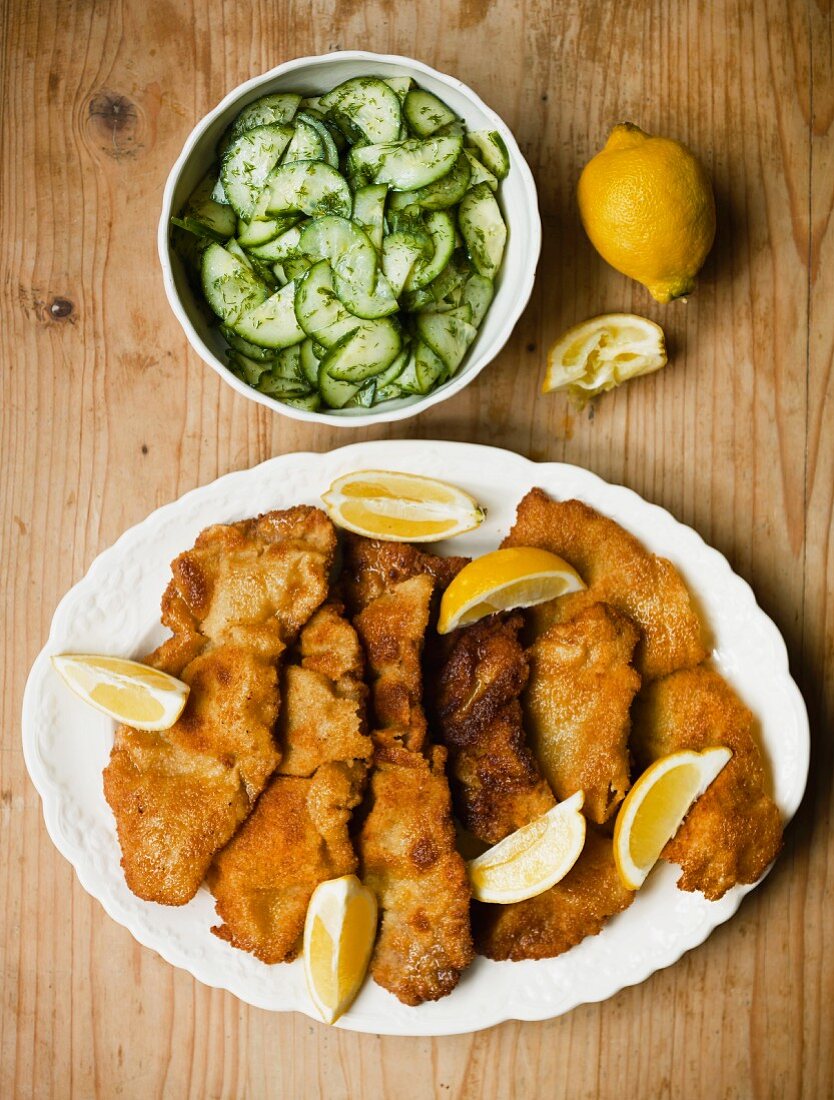 Wiener Schnitzel mit Gurkensalat (Aufsicht)