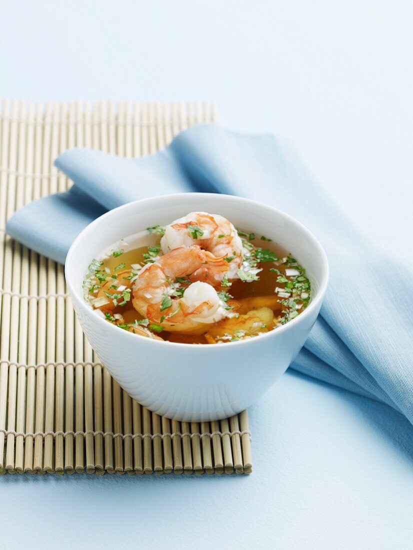 Thai Garnelen-Suppe in einer Suppenschüssel