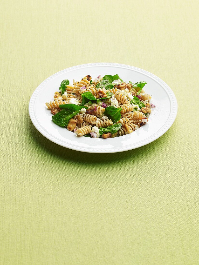 Nudelsalat mit Vollkorn-Fusilli, Feta und Basilikum