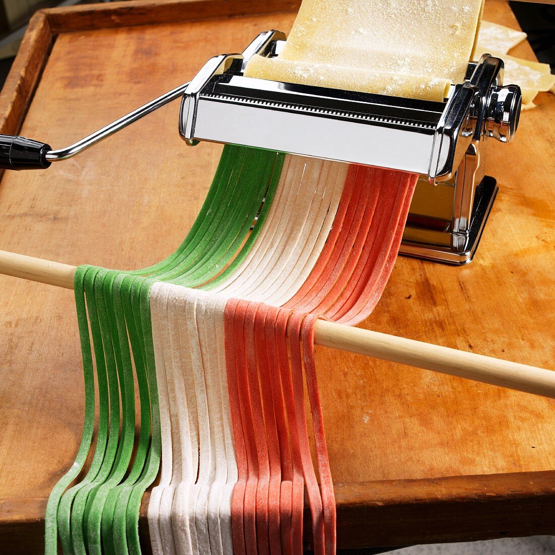 Nudelmaschine mit selbstgemachten bunten italienischen Bandnudeln