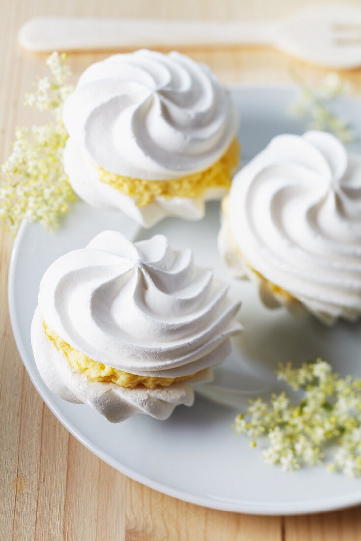 Meringues mit Holunderblütencreme