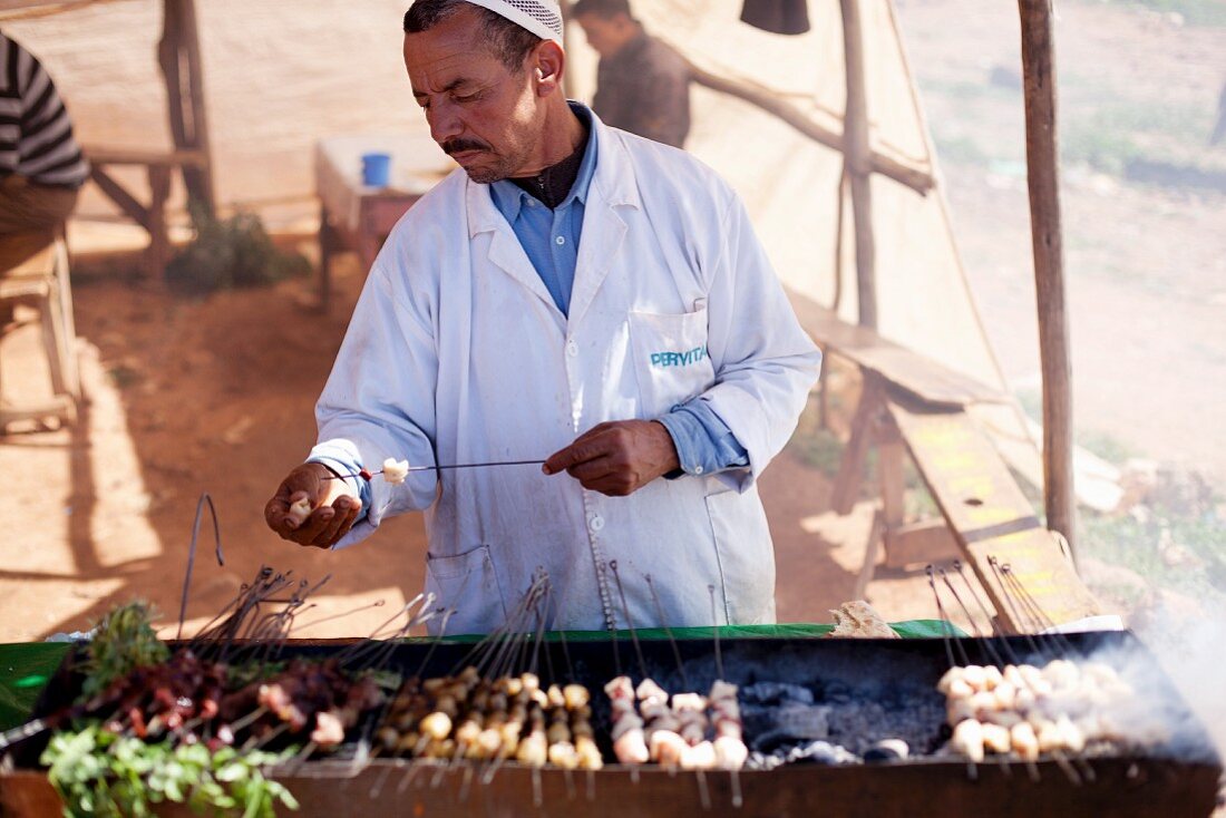 Grillspiesse auf einem Markt (Nordafrika)