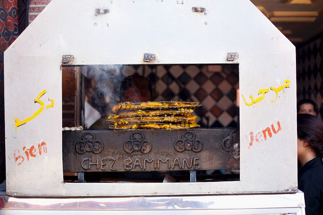 Grillküche auf einem Markt in Nordafrika