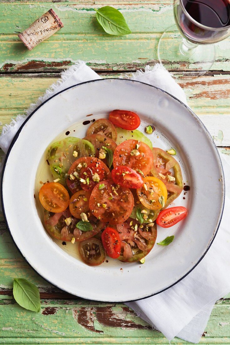 Tomatensalat mit Olivenöl, Balsamico-Essig und Pistazien