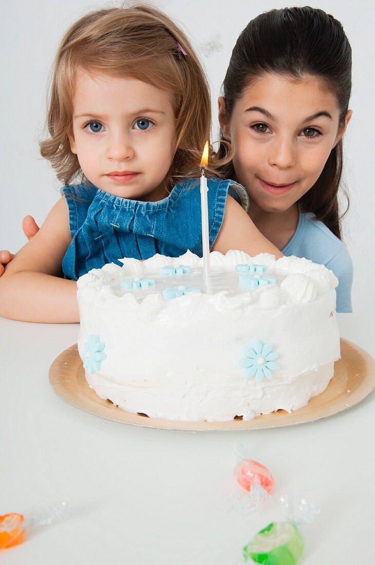 Zwei Mädchen mit einer Geburtstagstorte