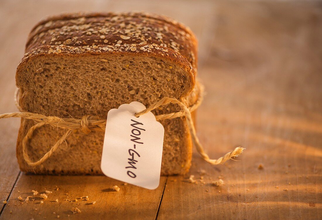 Brotscheiben, zusammengebunden, mit Schild (gentechnikfrei)