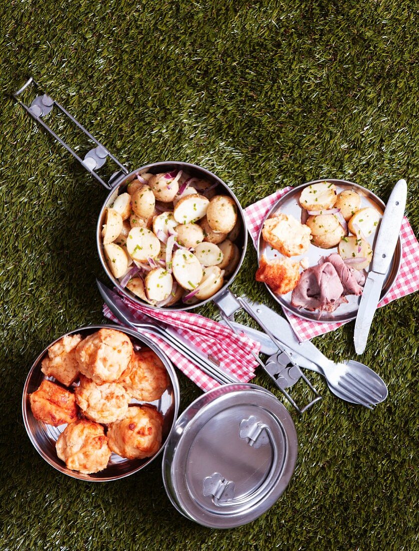 Kartoffelsalat mit Roastbeef und Cheddar-Meerrettich-Muffins zum Picknick