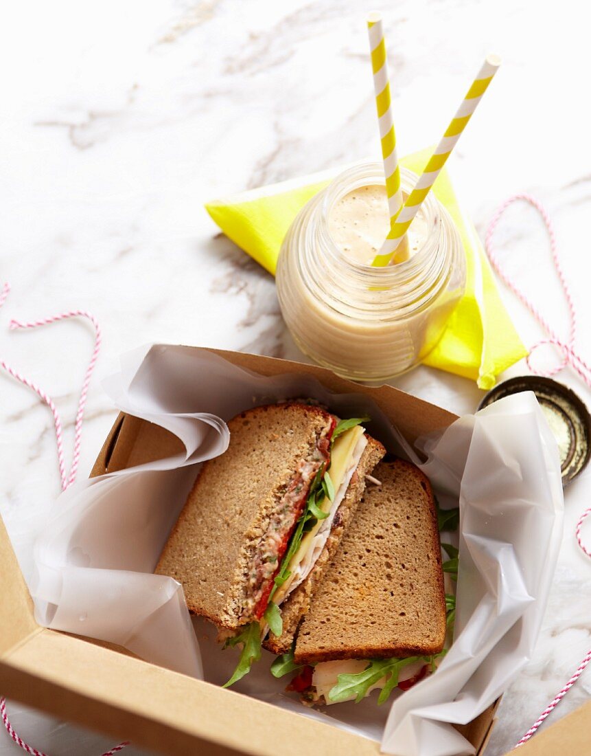 Sandwiches für die Lunchbox und Erdnussbutter-Bananen-Smoothie