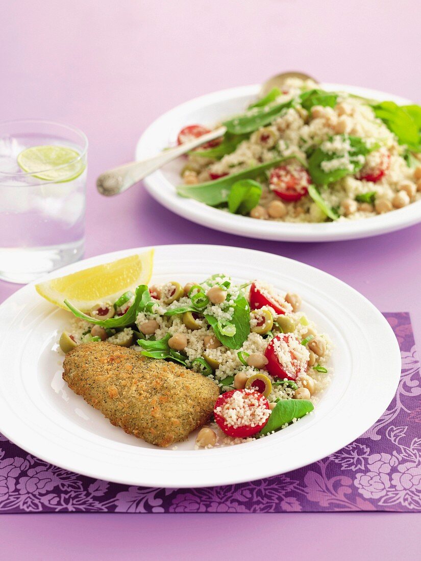 Panierter Fisch mit Couscous und Kichererbsen